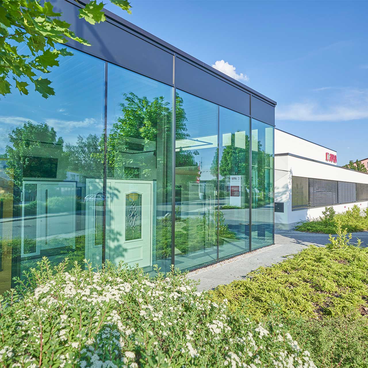 Ausstellungsfläche JURA Neumarkt Außenaufnahme einer Ausstellungsfläche in Neumarkt mit großen Fensterfronten