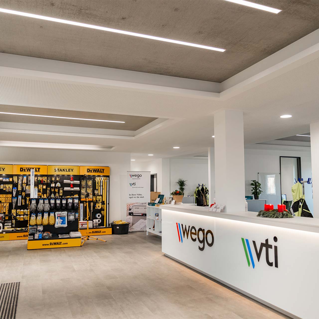 Verkaufsfläche wego – Innenaufnahme Innenaufnahme einer Verkaufsfläche mit Decken aus Sichtbeton