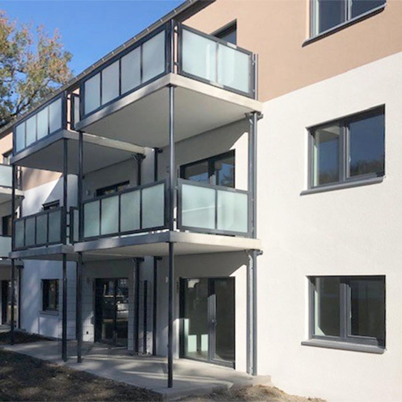 Wohnanlage Buchloe Detailaufnahme einer Wohnanlage in Buchloe mit Terrassen und Balkonen