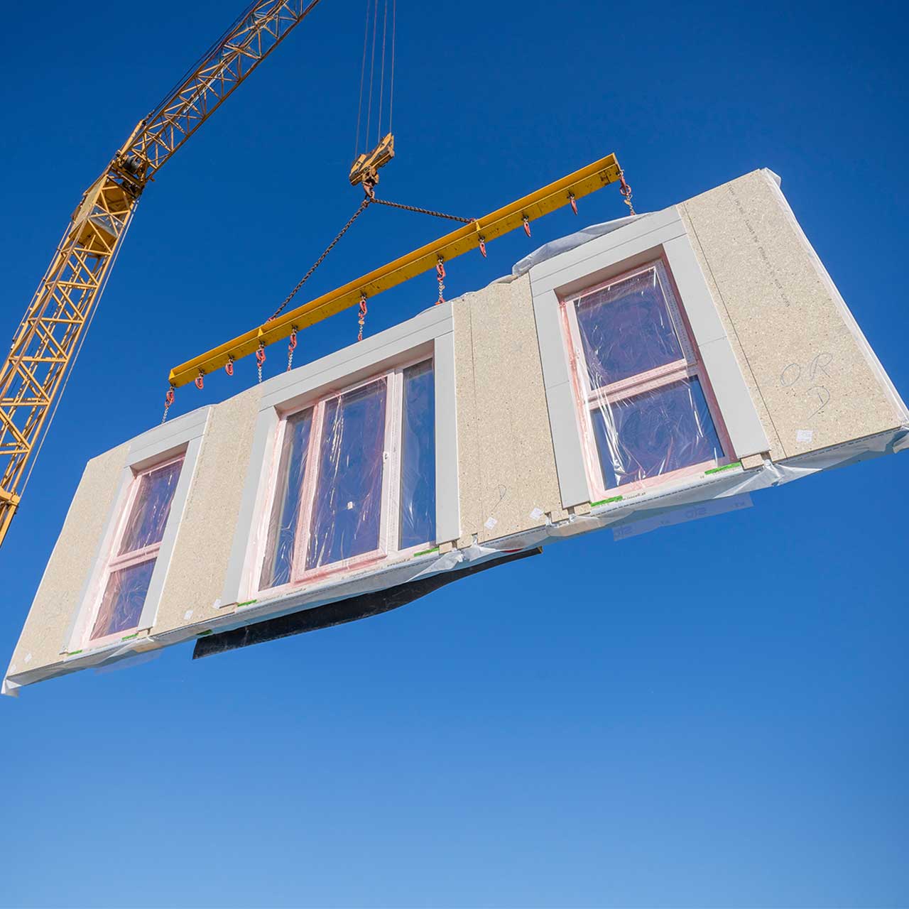 Holzhybridwand am Kran Luftaufnahme von Holzhybridwand am Kran