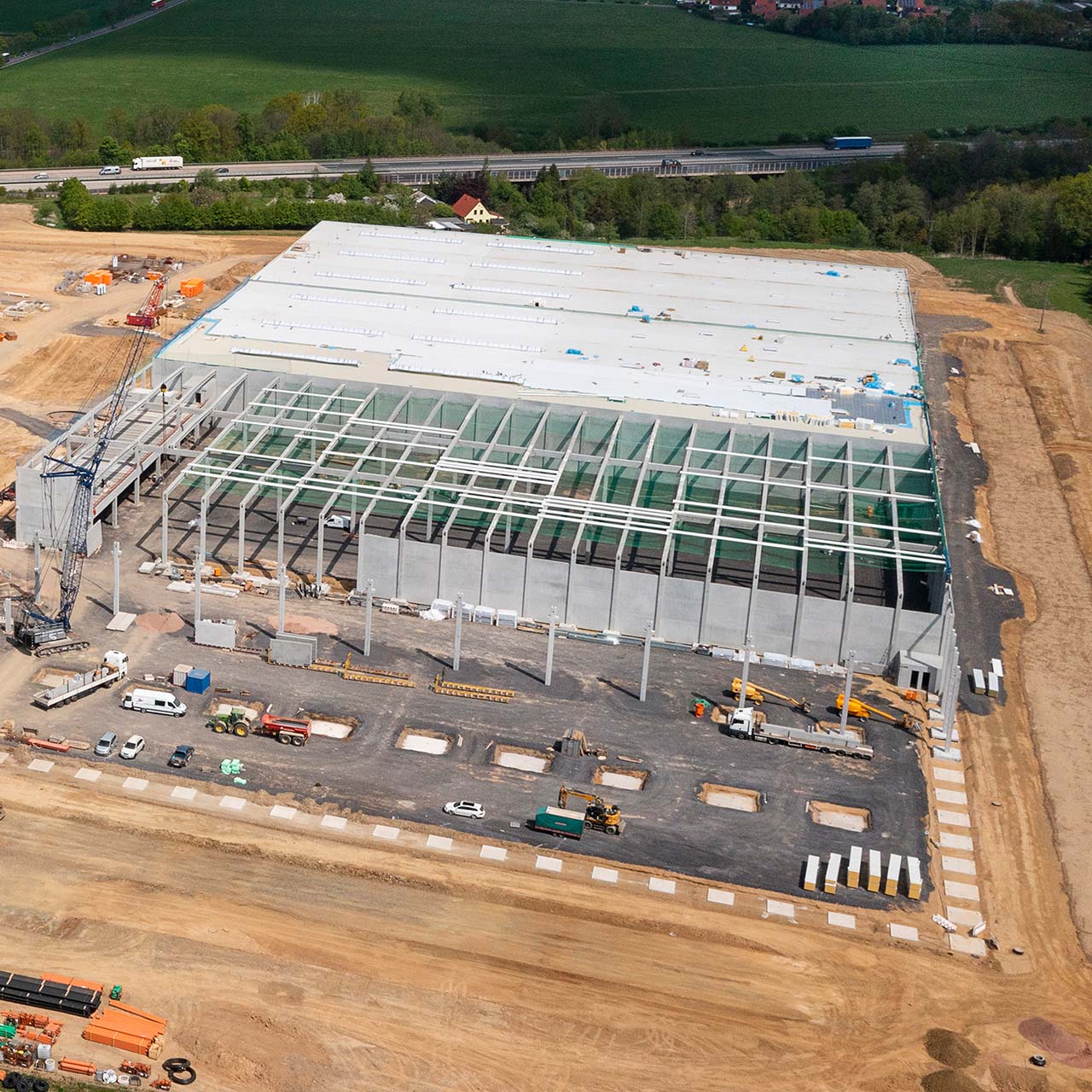 Aufbau Gewerbehalle Luftaufnahme Luftaufnahme einer Gewerbehalle im Aufbau