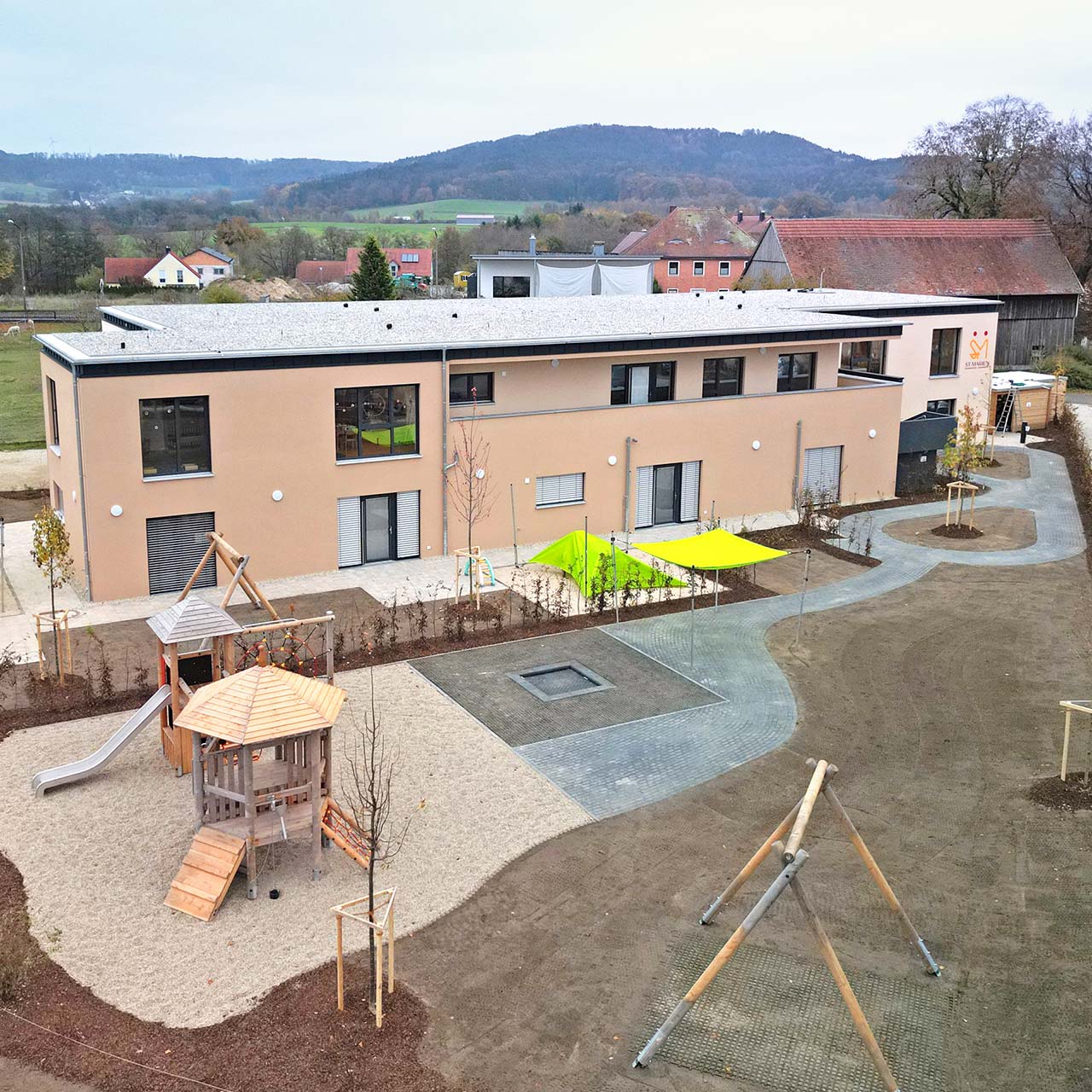 Kita Berg – Luftaufnahme Luftaufnahme von Kita in Berg