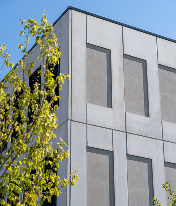 Detailaufnahme der Fassade einer Gewerbehalle in Garching