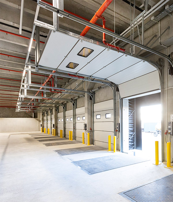 Innenaufnahme eines Hallentors zur LKW-Andienung