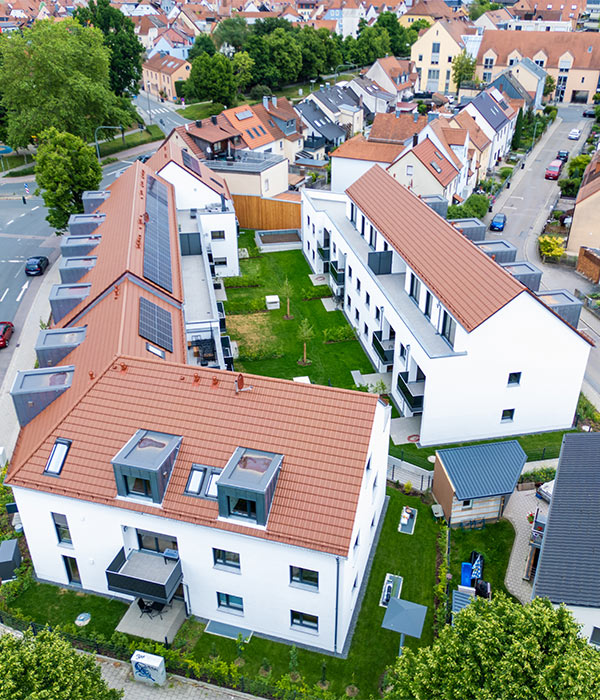 Luftaufnahme von Wohnanlage in Neumarkt, moderne Architektur mit Photovoltaik-Anlagen, Balkonen und Terrassen