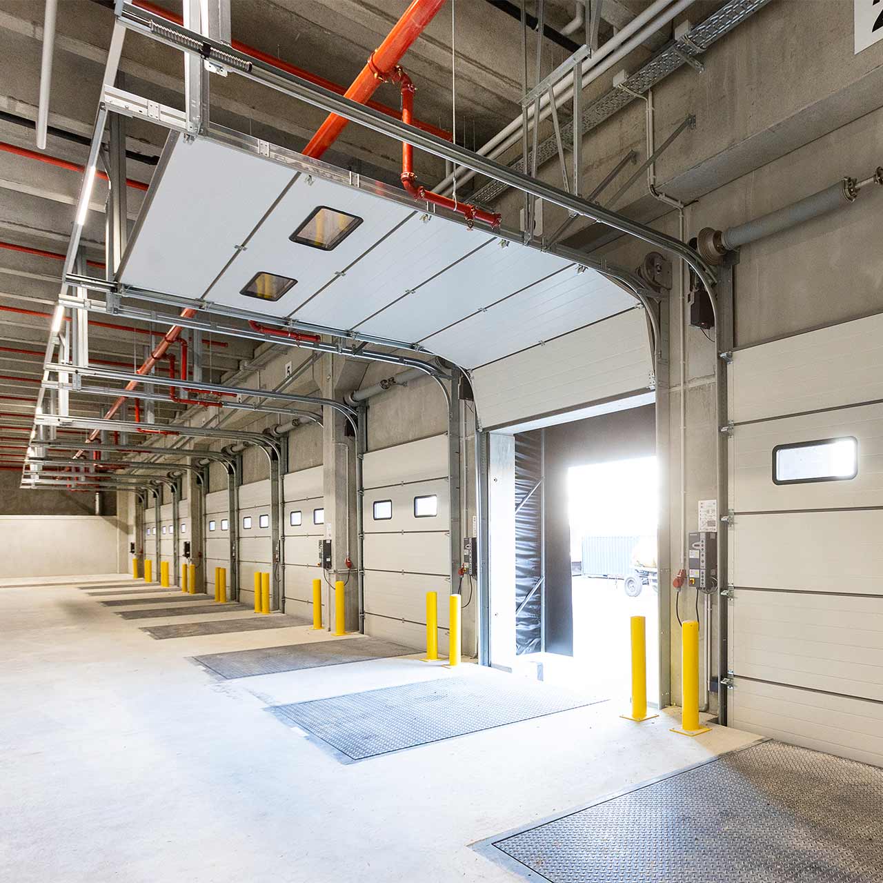 LKW Andienung Innenaufnahmen Innenaufnahme eines Hallentors zur LKW-Andienung