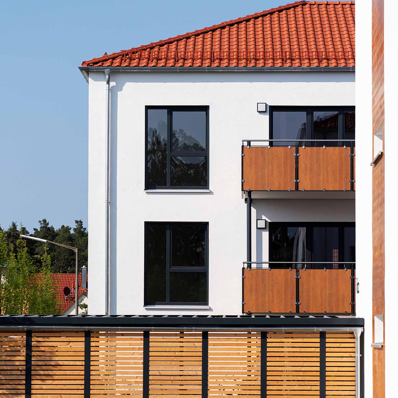 Detailaufnahme von Wohnanlage in Roth, viel Holzeinsatz für Optik