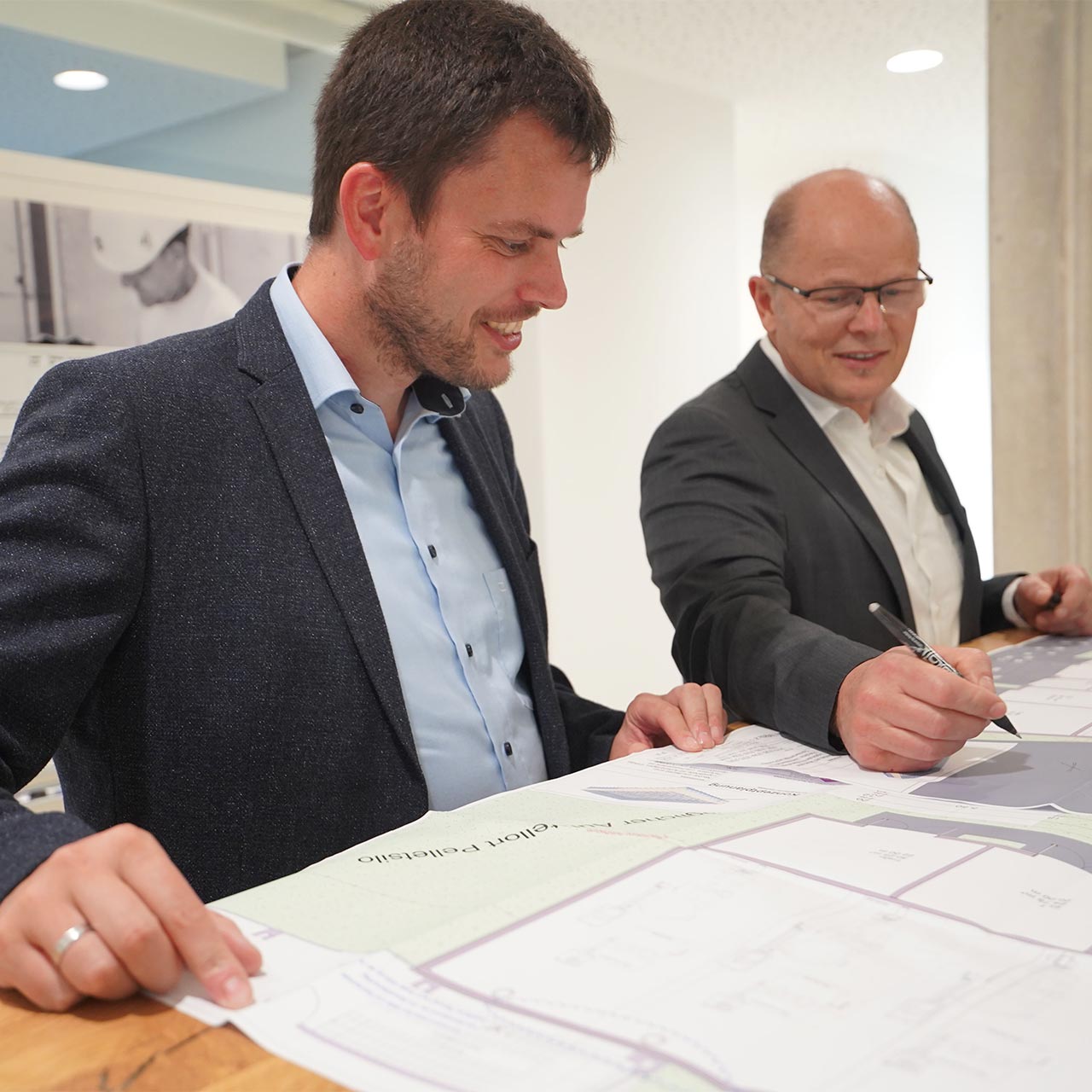 BeHi und AnSc Besprechung Plan Besprechungsszene mit zwei Herren, die einen Plan besprechen