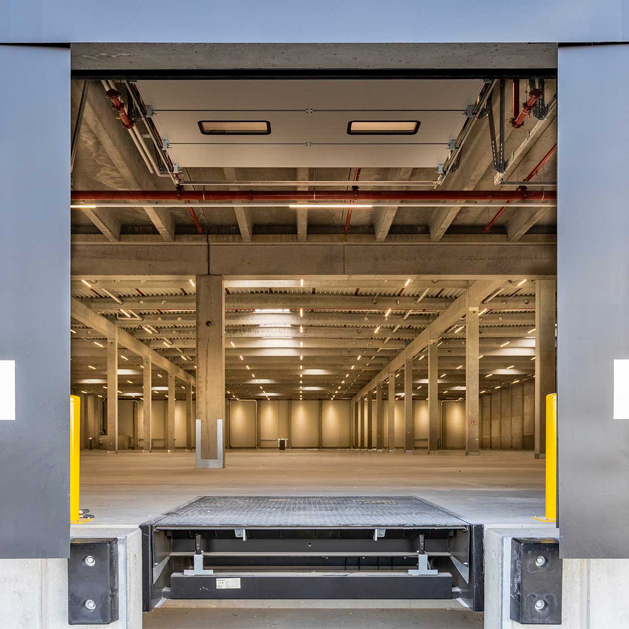 Detailaufnahme von LKW-Andienung einer Logistikhalle in Mittelsachsen