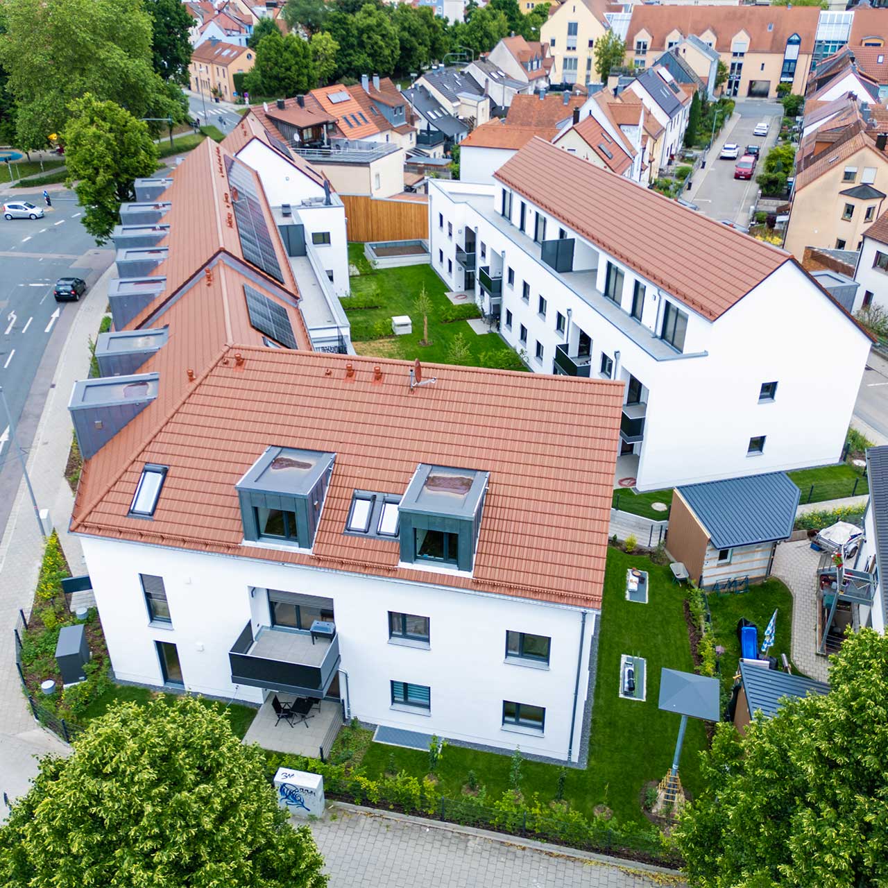 Wohnanlage Lindenkarree in Neumarkt – Luftaufnahme Luftaufnahme von Wohnanlage in Neumarkt, moderne Architektur mit Photovoltaik-Anlagen, Balkonen und Terrassen